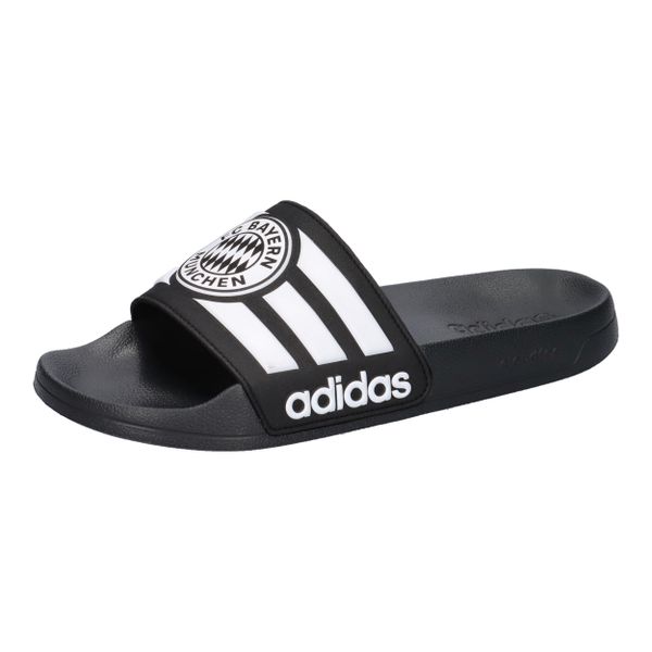 Klapki Bayern Monachium Shower. Białe klapki Adidas, z materiału. Za 118.99 zł.