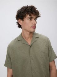 Koszula regular fit z haftem - jasny zielony. Zielone koszule Reserved, l, bez wzorów, z bawełny, bez kołnierzyka, bez ramiączek. Za 119.99 zł.