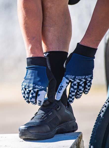 Rękawiczki rowerowe Northwave Air Lf Full Finger Glove. Niebieskie rękawiczki Northwave, na lato, bez wzorów, z materiału. Za 75.00 zł.