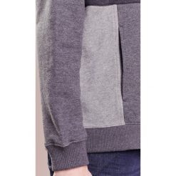 Folk PANEL HOODIE Bluza z kapturem greys. Bluzy z kapturem marki Folk, m, z bawełny, z kapturem. W wyprzedaży za 364.50 zł.