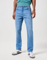 WRANGLER RIVER MĘSKIE SPODNIE JEANSOWE JEANSY DŻINSY CLEVER W112351255. Niebieskie spodnie materiałowe Wrangler, do pracy, na lato, l, bez wzorów, z bawełny, biznesowe. Za 229.99 zł.