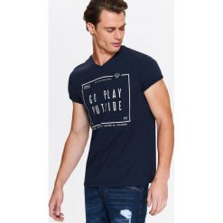 T-SHIRT MĘSKI W SEREK Z HAFTOWANĄ APLIKACJĄ I NADRUKIEM. Niebieskie bluzki z długim rękawem TOP SECRET, l, z aplikacjami, z bawełny, bez kołnierzyka, bez ramiączek. W wyprzedaży za 19.99 zł.