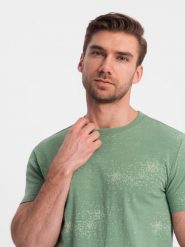 T-shirt męski fullprint z rozrzuconymi literami - zielony V5 OM-TSFP-0179 - L. Zielone t-shirty Ombre Clothing, l, bez wzorów, z bawełny, bez kołnierzyka, bez ramiączek. W wyprzedaży za 39.99 zł.
