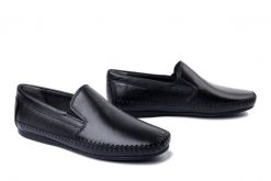 MANITU 630272-01 schwarz, półbuty męskie. Czarne eleganckie półbuty Manitu, bez wzorów, ze skóry, bez obcasa, bez zapięcia. Za 263.42 zł.