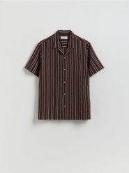 Koszula regular fit z krótkim rękawem - ciemnobrązowy. Brązowe koszule Reserved, l, bez wzorów, z bawełny, bez kołnierzyka, bez ramiączek. Za 119.99 zł.