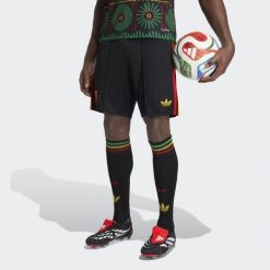Szorty wyjazdowe Jamajka 26 x Bob Marley. Czarne szorty Adidas, bez wzorów, sportowe. Za 199.00 zł.