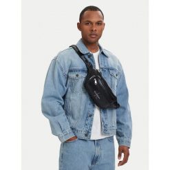 Nerka Calvin Klein. Czarne saszetki i nerki CALVIN KLEIN, bez wzorów. Za 369.99 zł.