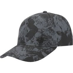 Czapka z daszkiem męska CAM004B - głęboka czerń allover. Botki sznurowane marki 4F. Za 49.99 zł.