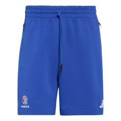 Krótkie francuskie spodenki Travel 2026/27. Niebieskie szorty Adidas, bez wzorów, sportowe. Za 294.50 zł.