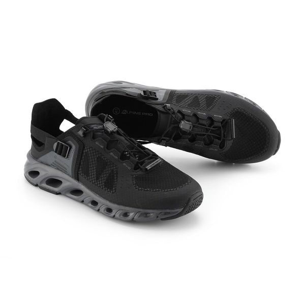 Buty męskie sportowe letnie Alpine Pro Kiage. Czarne buty turystyczne Alpine Pro, na lato, bez wzorów, z gumy, bez zapięcia, trekkingowe. Za 369.00 zł.