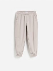 Dresowe spodnie jogger - beżowy. Brązowe joggery i bojówki Reserved, l, bez wzorów, z dresówki. Za 149.99 zł.