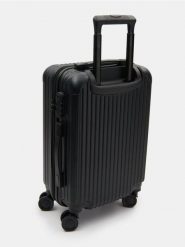 Twarda walizka podróżna na kółkach - czarny. Czarne walizki Sinsay, bez wzorów, małe. Za 129.99 zł.