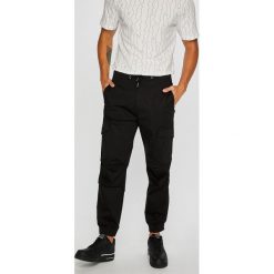Armani Exchange - Spodnie. Spodnie materiałowe marki Armani Exchange. W wyprzedaży za 359.90 zł.