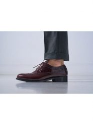 British Passport Skórzane trzewiki w kolorze bordowym rozmiar: 42. Czerwone botki sznurowane British Passport, bez wzorów, bez obcasa, bez zapięcia. Za 448.99 zł.