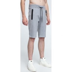 Spodenki dresowe męskie SKMD253 - chłodny jasny szary. Krótkie spodenki sportowe marki 4F. Za 99.99 zł.