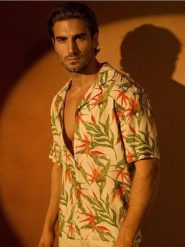 Wiskozowa koszula z motywem roślinnym - błękitny. Niebieskie koszule Sinsay, l, bez wzorów, z wiskozy, bez kołnierzyka, bez ramiączek. Za 39.99 zł.