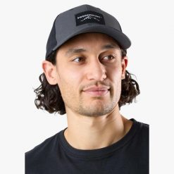 Czapka z daszkiem hiking unisex Swedemount Lofoten Trucker Cap II. Czarne czapki z daszkiem SWEDEMOUNT, bez wzorów. Za 79.99 zł.