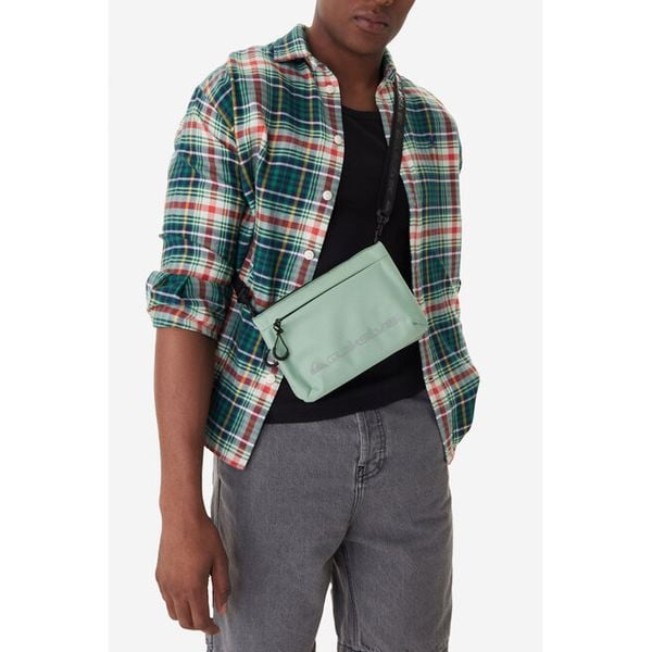 Saszetka Quiksilver. Zielone saszetki i nerki Quiksilver, bez wzorów. Za 99.99 zł.