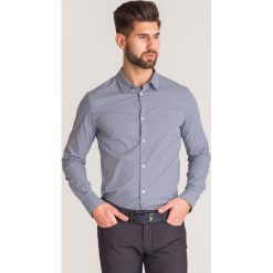Biało-granatowa koszula Emporio Armani we wzór. Białe koszule Emporio Armani, l, z aplikacjami, z bawełny, bez kołnierzyka, bez ramiączek. Za 259.60 zł.