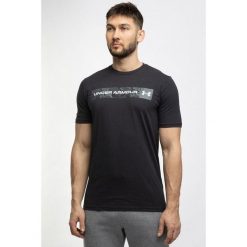 Koszulka sportowa męska Under Armour Camo Chest Stripe SS. Czarne t-shirty sportowe Under Armour, bez wzorów, bez ramiączek, do piłki nożnej. Za 114.00 zł.