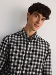 Koszula regular z dodatkiem lnu - czarny. Czarne koszule Reserved, l, bez wzorów, z bawełny, bez kołnierzyka, bez ramiączek. W wyprzedaży za 79.99 zł.