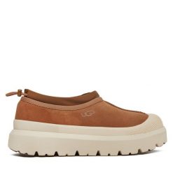 Półbuty Ugg. Brązowe eleganckie półbuty UGG, bez wzorów, bez obcasa, bez zapięcia. Za 899.99 zł.