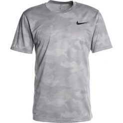 Nike Performance DRY TEE LEG CAMO Tshirt z nadrukiem atmosphere grey/gunsmoke. T-shirty Nike Performance. Za 129.00 zł.