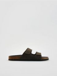 Zamszowe klapki - ciemnobrązowy. Brązowe klapki Reserved, z zamszu. Za 139.99 zł.