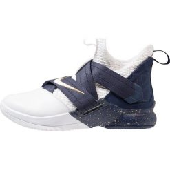 Nike Performance LEBRON SOLDIER XII SFG Obuwie do koszykówki white/midnight navy/mine. Buty treningowe marki Nike Performance. W wyprzedaży za 382.85 zł.
