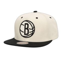 Czapka typu snapback Mitchell & Ness Evergreen Brooklyn Nets. Białe czapki z daszkiem Mitchell & Ness, bez wzorów. Za 214.50 zł.