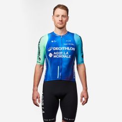 Koszulka rowerowa Van Rysel RCR PRO oficjalna Decathlon AG2R La Mondiale Team. Bezrękawniki VAN RYSEL, l, bez wzorów, z elastanu, bez kołnierzyka, bez ramiączek. Za 349.99 zł.