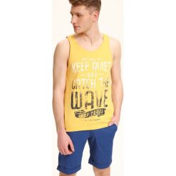 T-SHIRT BEZ RĘKAWÓW MĘSKI Z NADRUKIEM. Bezrękawniki marki TOP SECRET. W wyprzedaży za 7.99 zł.