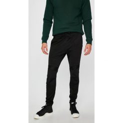 G-Star Raw - Spodnie. Czarne spodnie materiałowe G-Star Raw, na co dzień, m, bez wzorów, z bawełny, casualowe. W wyprzedaży za 379.90 zł.