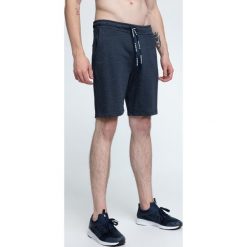 Spodenki dresowe męskie SKMD001 - granatowy melanż. Krótkie spodenki sportowe marki Under Armour. W wyprzedaży za 59.99 zł.