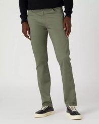 WRANGLER LARSTON MĘSKIE SPODNIE MATERIAŁOWE DUSTY OLIVE W18SEAX45 112330756. Zielone spodnie materiałowe Wrangler, l, bez wzorów, z materiału. Za 229.99 zł.