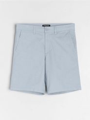 Szorty chino - błękitny. Niebieskie krótkie spodenki sportowe Sinsay, l, bez wzorów. W wyprzedaży za 29.99 zł.