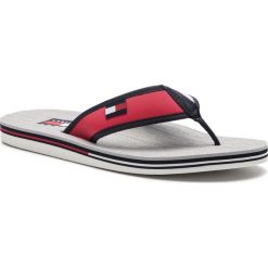 Japonki TOMMY HILFIGER - Hilfiger Corporate Sandal FM0FM02362 Rwb 020. Białe japonki Tommy Hilfiger, bez wzorów, z materiału. Za 229.00 zł.