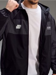 Wodoodporna kurtka color block z kapturem - czarny. Czarne kurtki Sinsay, l, bez wzorów, z kapturem. Za 99.99 zł.