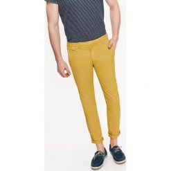 SPODNIE MĘSKIE CHINO O KROJU SLIM Z LEKKIM OPRANIEM. Żółte eleganckie spodnie TOP SECRET, na co dzień, na lato, m, z bawełny, eleganckie. W wyprzedaży za 49.99 zł.