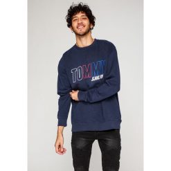 Tommy Jeans - Bluza. Szare bluzy marki Tommy Jeans, z nadrukiem, z bawełny. W wyprzedaży za 239.90 zł.