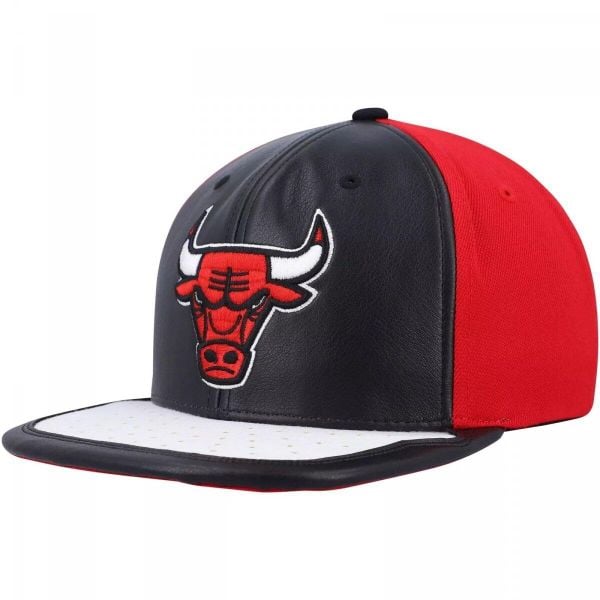 Czapka z daszkiem unisex koszykarska Mitchell & Ness Chicago Bulls. Czarne czapki z daszkiem Mitchell & Ness, bez wzorów, z materiału. Za 179.00 zł.