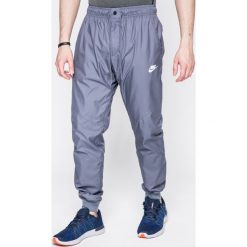 Nike Sportswear - Spodnie. Spodnie treningowe długie marki Nike Sportswear. W wyprzedaży za 219.90 zł.