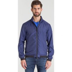 Granatowa męska bomberka Emporio Armani we wzór. Niebieskie kurtki Emporio Armani, na lato, m, z aplikacjami, bez kaptura. Za 515.60 zł.