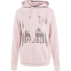 True Religion PALM HOODY Bluza z kapturem chalk pink. Bluzy marki True Religion. W wyprzedaży za 359.50 zł.