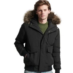 Kurtka z kapturem Superdry Everest. Czarne kurtki Superdry, m, bez wzorów, z puchu, z kapturem. W wyprzedaży za 758.15 zł.
