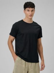 4F Koszulka treningowa regular szybkoschnąca męska - czarna XL. Czarne t-shirty 4F, m, bez wzorów, z materiału, bez kołnierzyka, bez ramiączek. Za 129.99 zł.