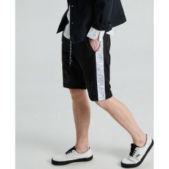 Dresowe szorty z lampasem i nadrukiem - Czarny. Krótkie spodenki sportowe marki Cropp. Za 79.99 zł.