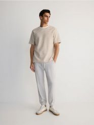 Spodnie joggery z lnem - jasnoszary. Szare joggery i bojówki Reserved, l, bez wzorów, z wiskozy. W wyprzedaży za 119.99 zł.