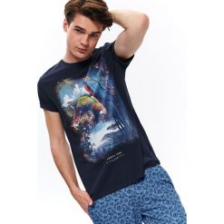 T-SHIRT Z NADRUKIEM. Niebieskie bluzki z długim rękawem TOP SECRET, bez wzorów, z bawełny, bez kołnierzyka, bez ramiączek. Za 39.99 zł.