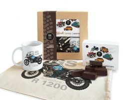 BMW GS — paczka (Zawartość paczki: koszulka - torba - kubek - słodycze; Rozmiar koszulki / bluzy: 5XL (męska); Kolor koszulki / bluzy: czarny; Rodzaj. Czarne torby sportowe nikiniki, bez wzorów, z bawełny, duże. Za 179.00 zł.